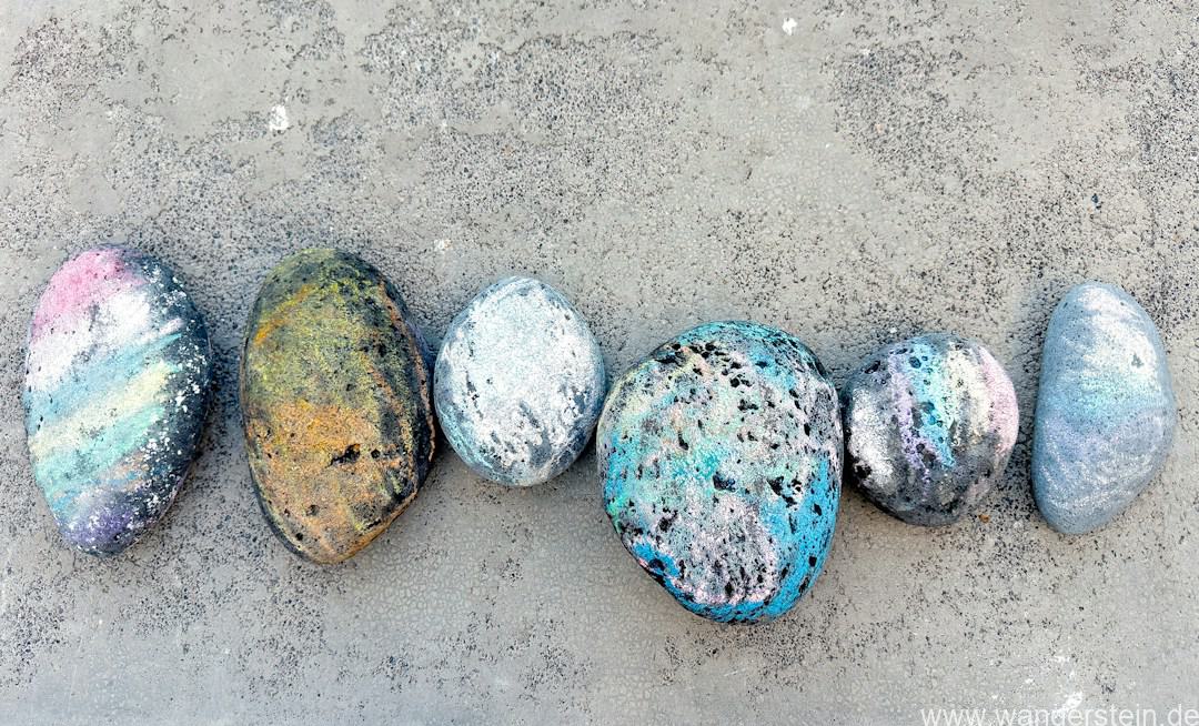 Sechs bunt bemalte Steine als Inspiration