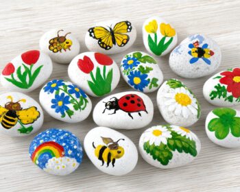 Sammlung handbemalter Frühlingssteine mit Blumen, Bienen, Schmetterling und Marienkäfer