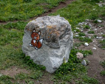 Fuchsmotiv auf einem bemalten Wanderstein