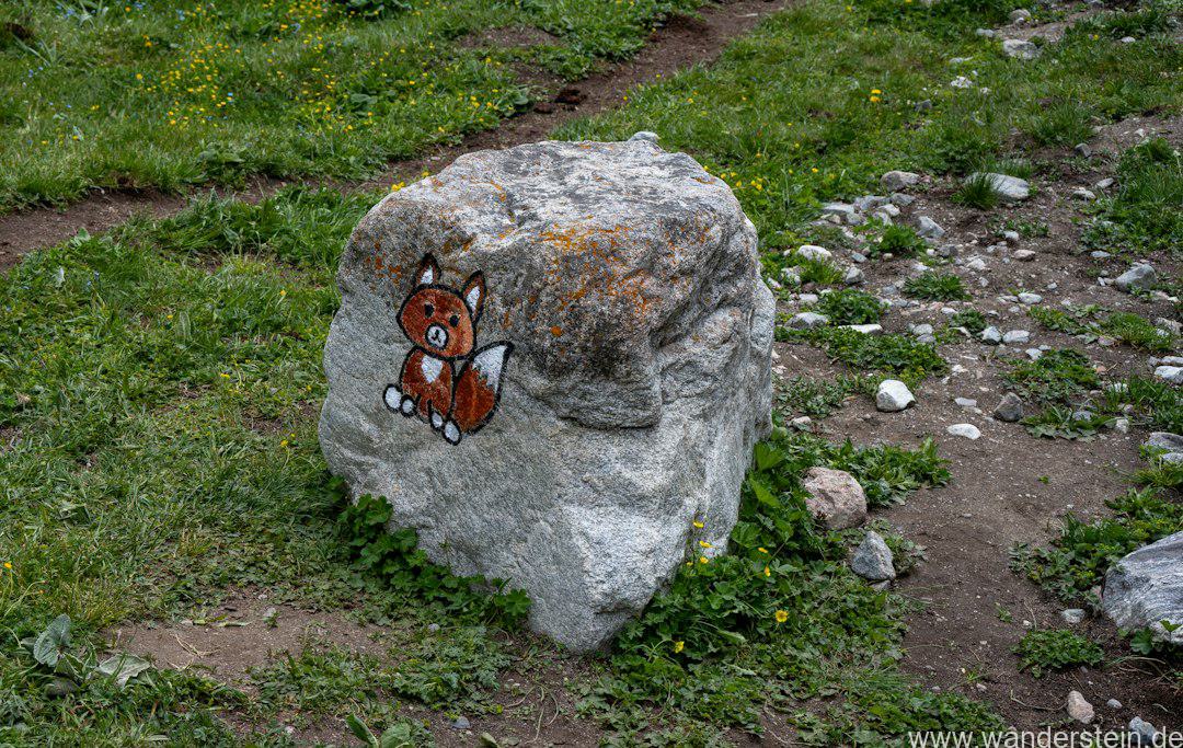 Fuchsmotiv auf einem bemalten Wanderstein