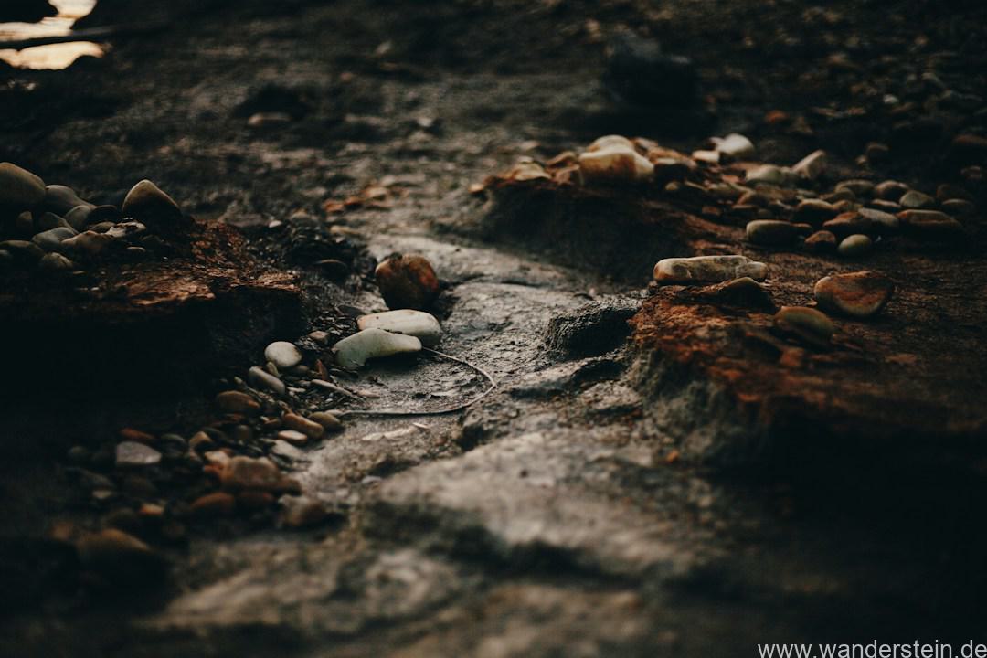 Weiße und braune Natursteine auf dem Boden