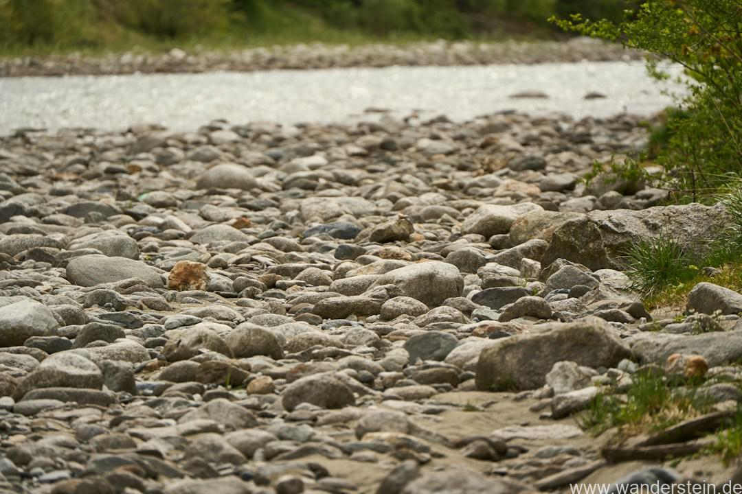 Natursteine auf dem Boden als Beispiel für mögliche Fundstücke