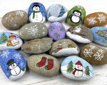 Handbemalte Kieselsteine mit Schneemännern, Pinguinen, Schneeflocken und Winterlandschaften