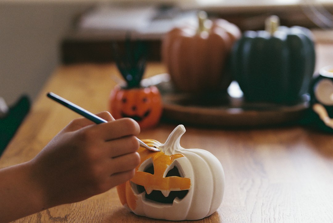 Halloween-Deko wird mit Farbe bemalt – Motividee für Steine
